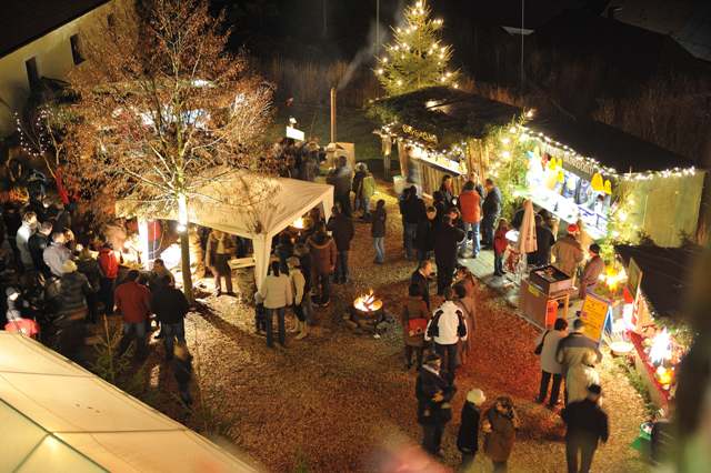 Foto vom Weihnachtsmarkt auf der Burg - fotografiert von oben mit vielen Menschen auf dem Markt
