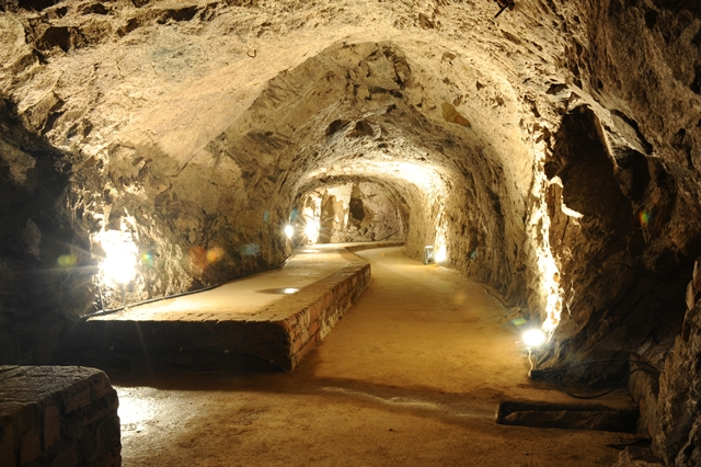 Bild vom historischen Gewölbekeller im Schloss Burgtreswitz mit moderner Beleuchtung - direkt in den Stein gehauen