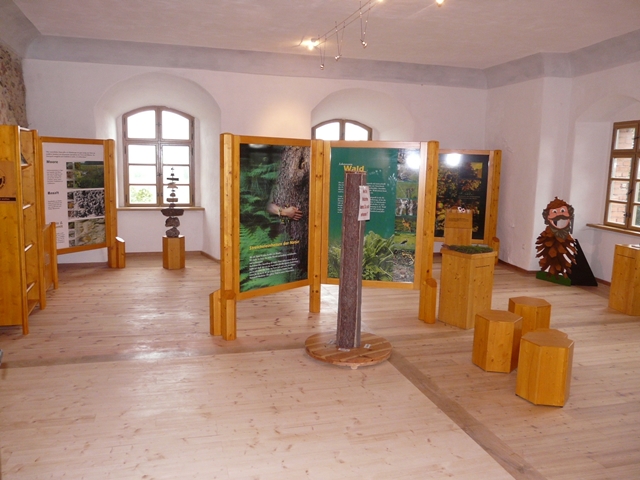 Informationsstelle des Naturparks nördl. Oberpfälzer Wald mit vielen Informationsobjekten aus Holz