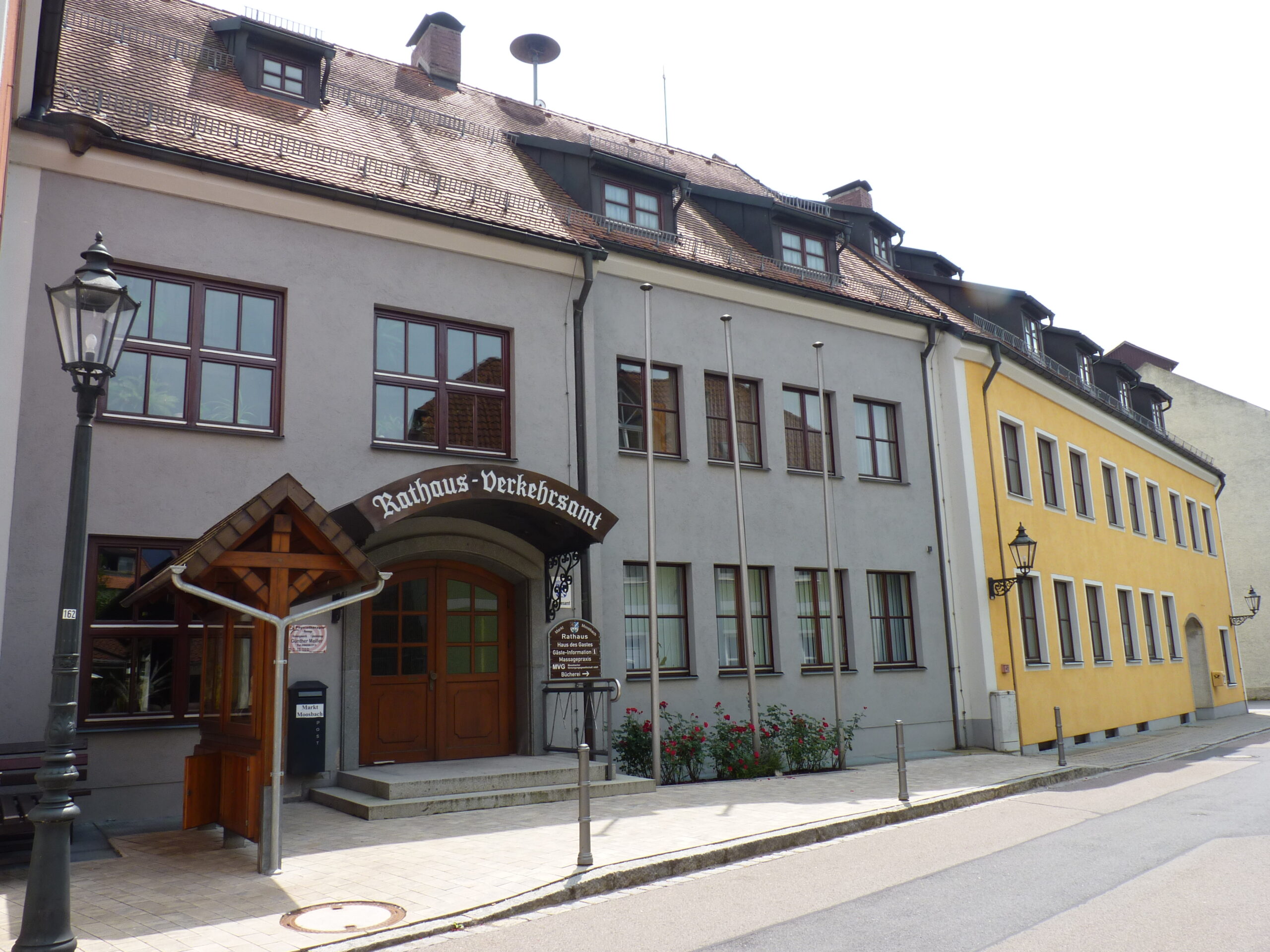 Foto vom Eingangsbereich des Rathauses in Moosbach