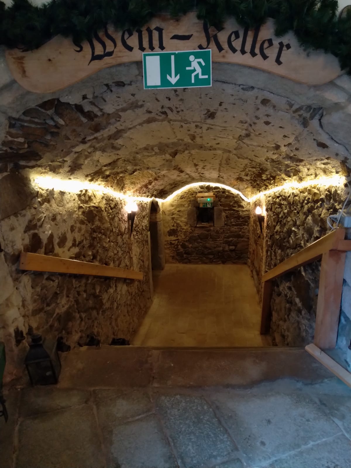 Weinkeller_Zugang Eingang zum Weinkeller aus Stein mit Treppen und Geländer