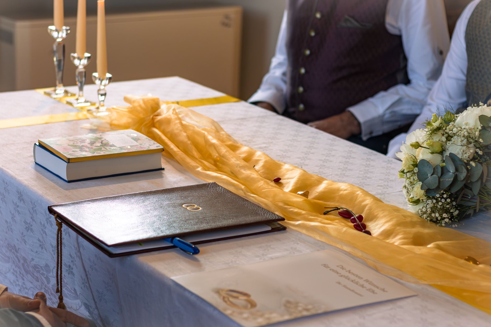 Dekorierter Tisch mit vorbereiteten Unterlagen für eine standesamtliche Hochzeit