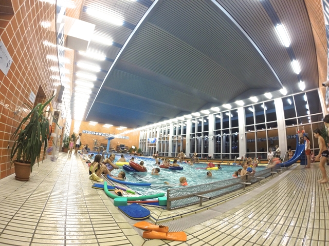 Hallenbad Bild in Fischaugenoptik vom Hallenbad inkl. Becken und regem Badebetrieb