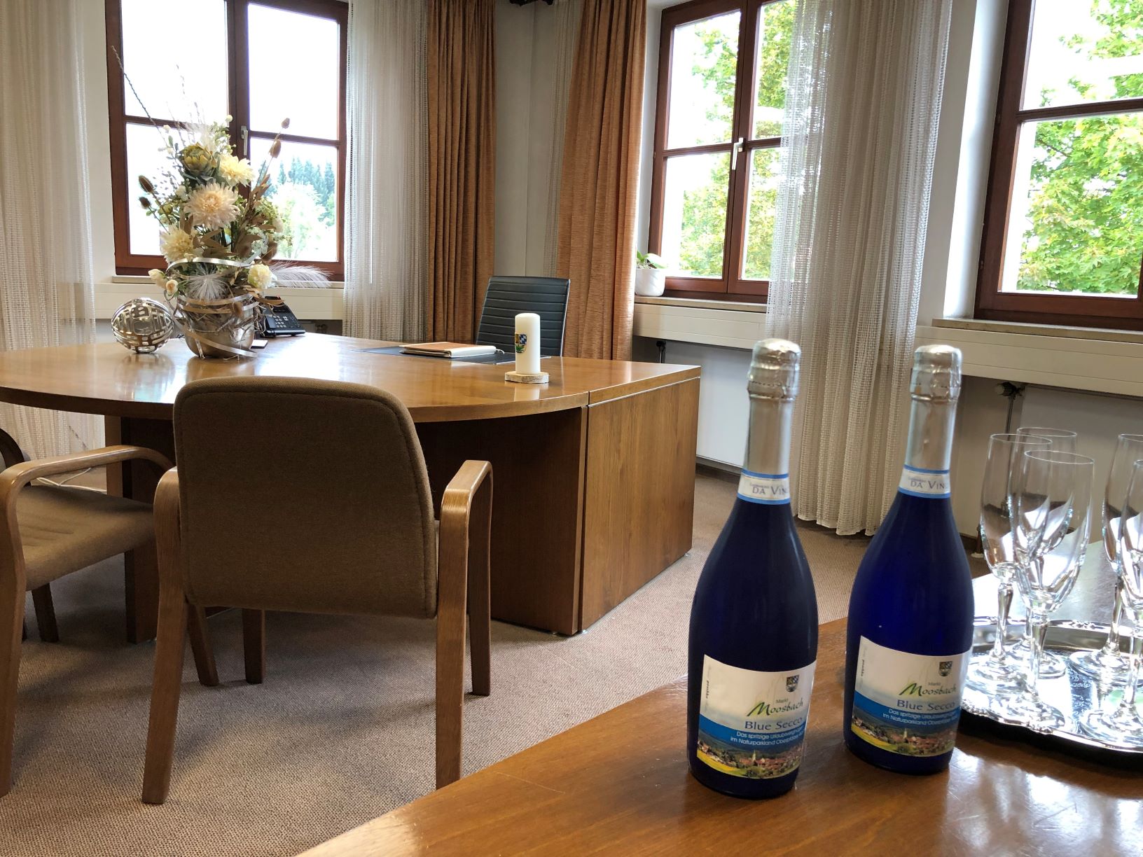 Büro des Bürgermeisters im Rathaus Moosbach Bild vom Büro des Bürgermeisters mit Trauungstisch, festlich geschmückt mit Sektempfang