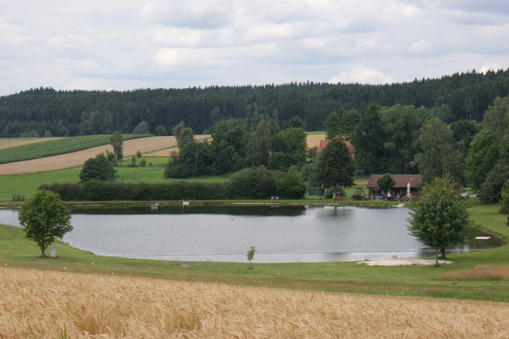Badeweiher Tröbes Panoramabild des Badeweiher Tröbes mit umliegenden Wäldern und Wiesen