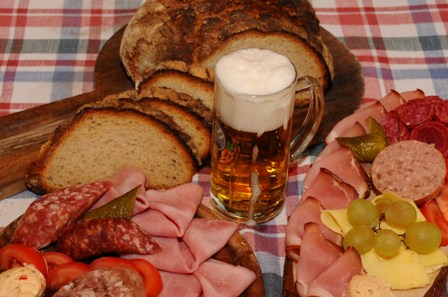 essenundtrinken Bild einer echten oberpfälzer Brotzeit mit frisch aufgeschnittenem Brot, einer Wurstplatte und einem Glas Bier oder Zoigl