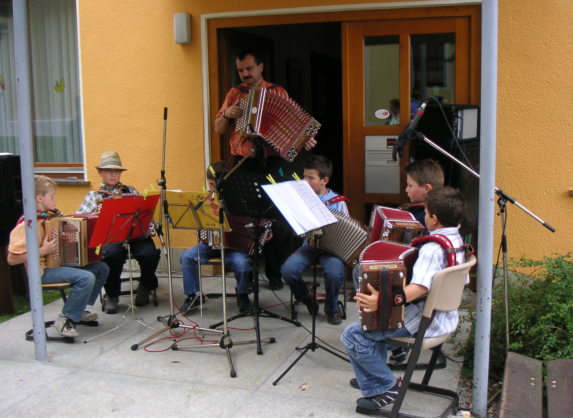 Schüler musizieren vor der Musikschule