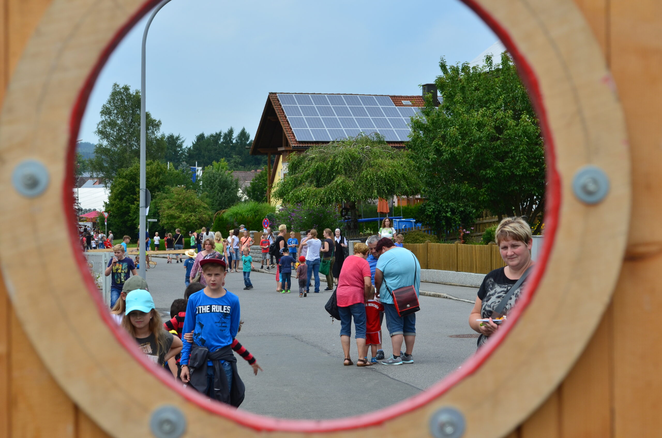Blick durch die Torwand beim Kindertag