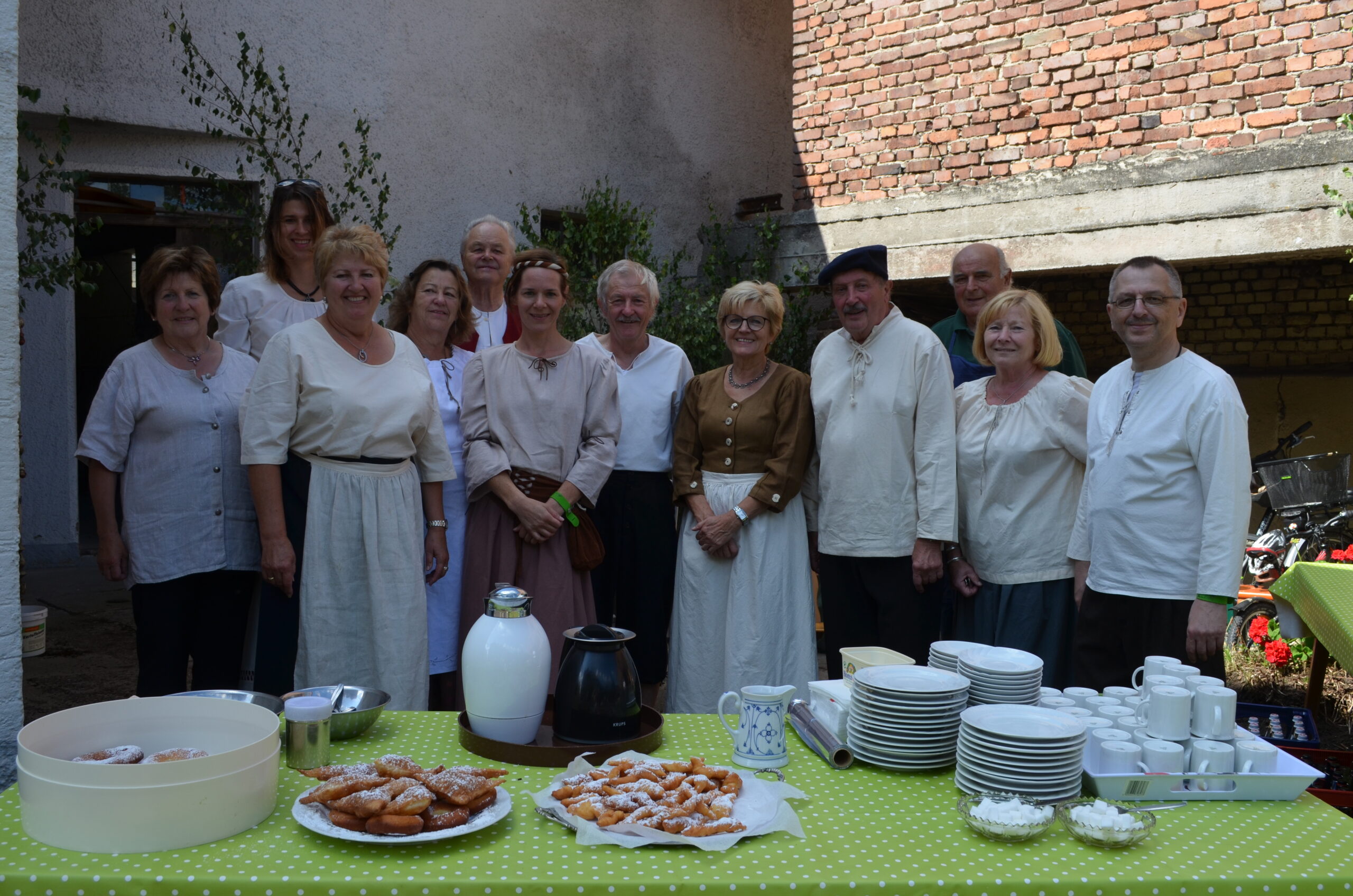 Die Mitglieder des OWV Moosbach in historischer Kleidung