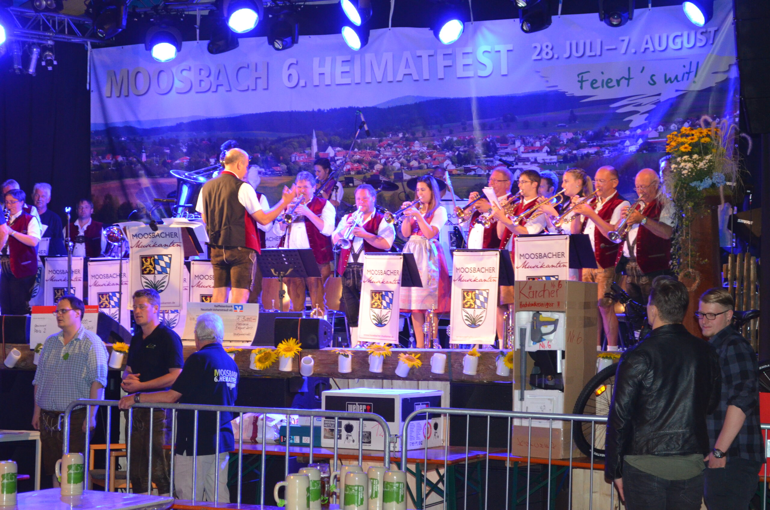 Die Moosbacher Musikanten auf der Heimatfestbühne