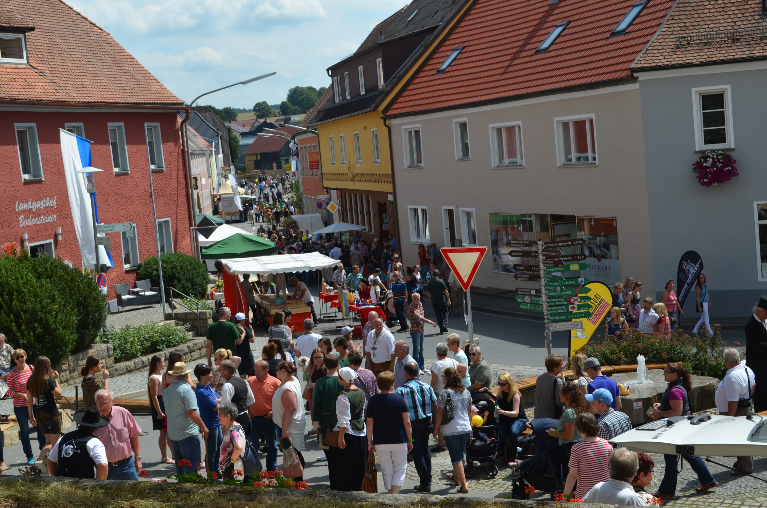 Blick in die Menge der Besucher beim Markttreiben 2017