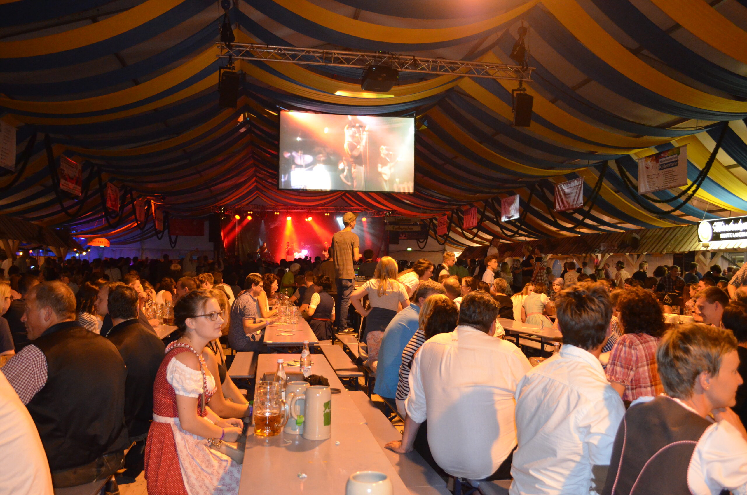 Feiernde Menschen im Bierzelt