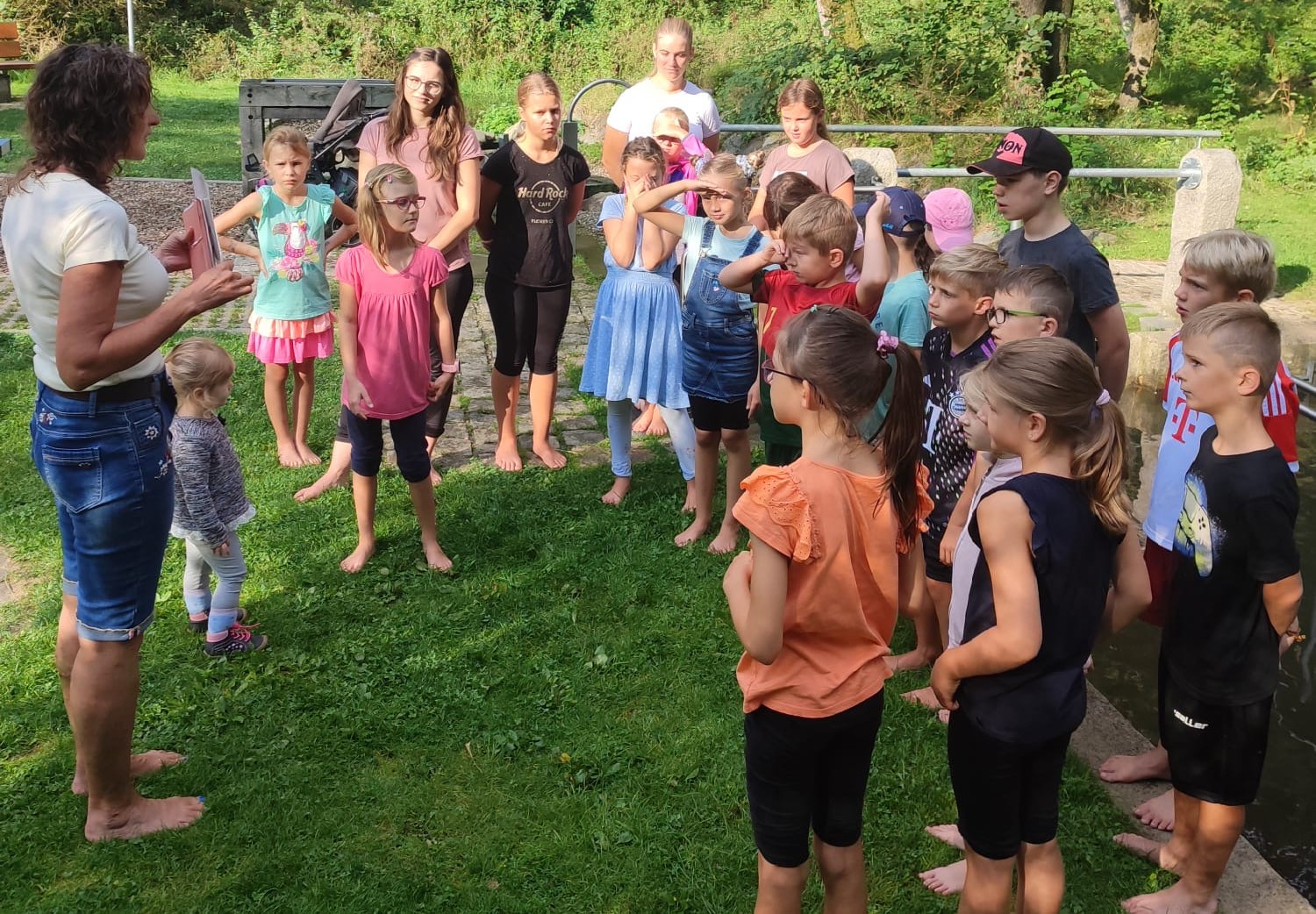 Die Kinder der Ferienbetreuung bei einem Naturerlebnistag im Generationenpark Gruberbach
