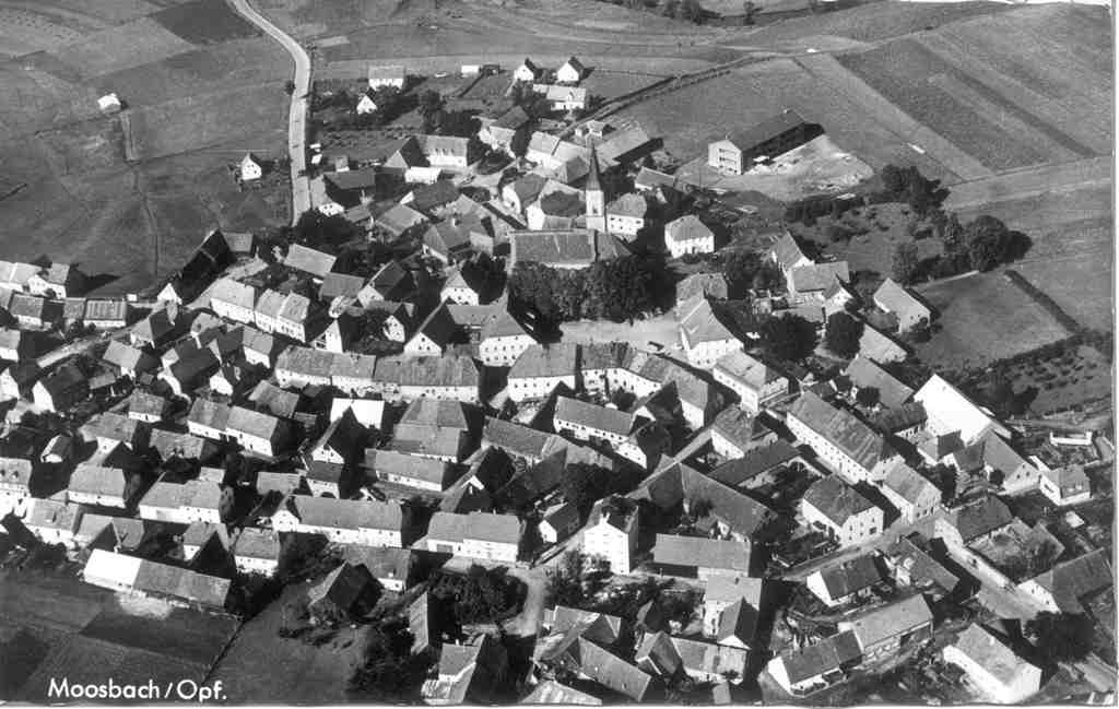Schwarz-weiße alte Ansicht von Moosbach