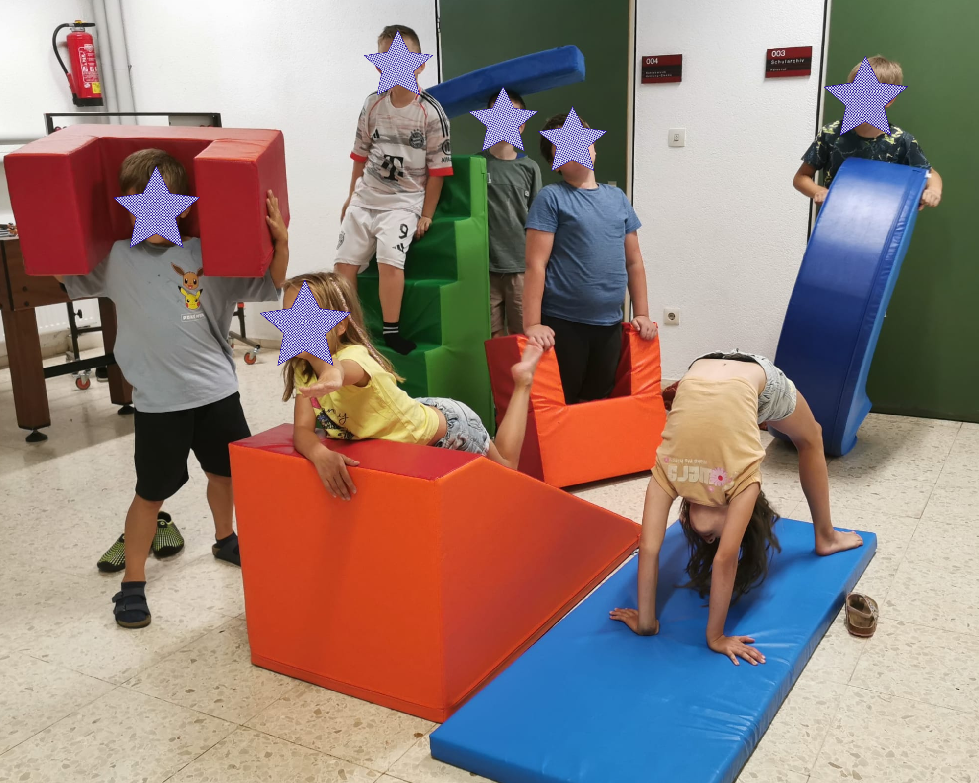 Die Kinder der Mittagsbereuung turnen auf großen Bausteinen