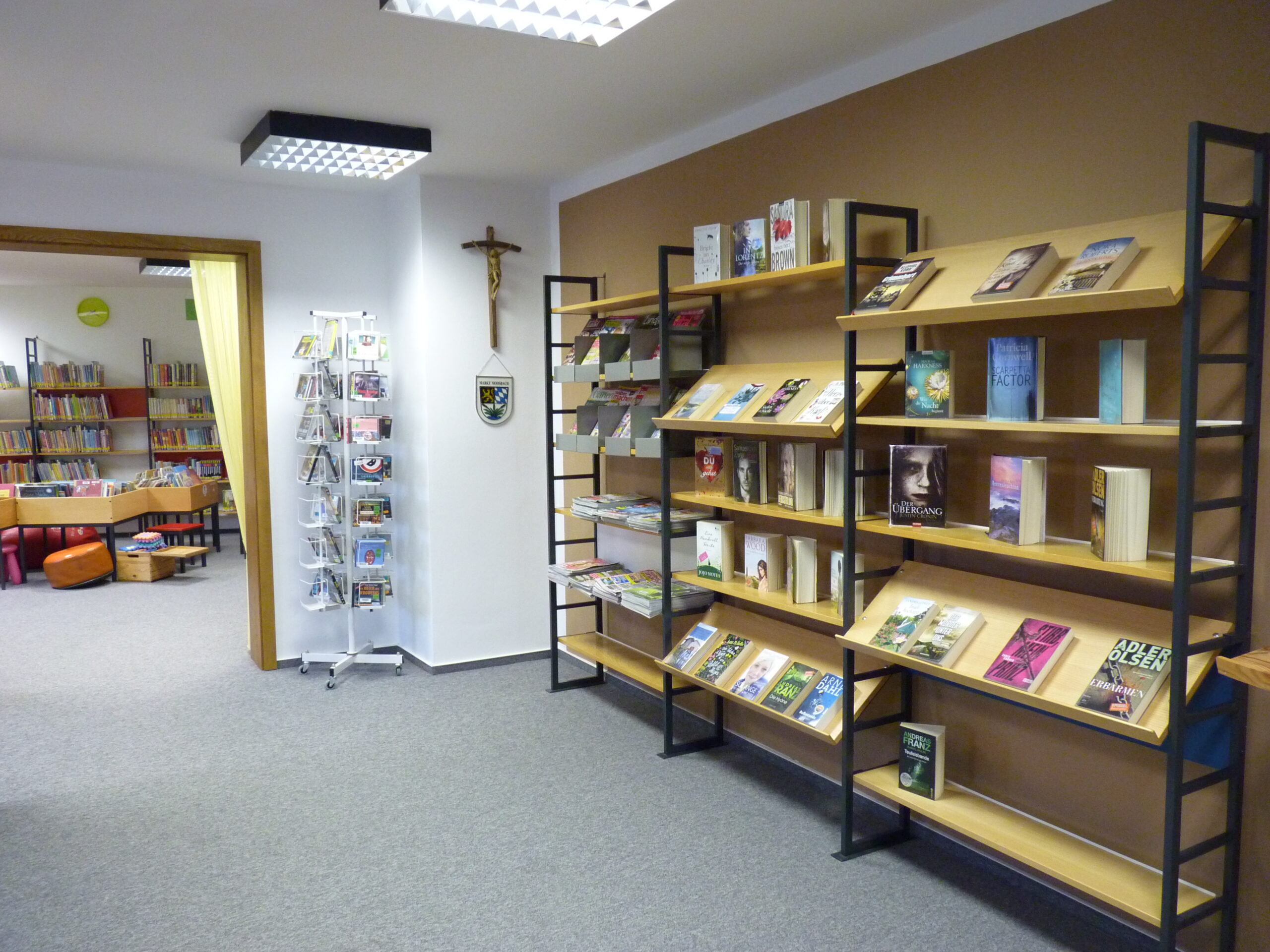 Büchereiregal mit den neuen Büchern