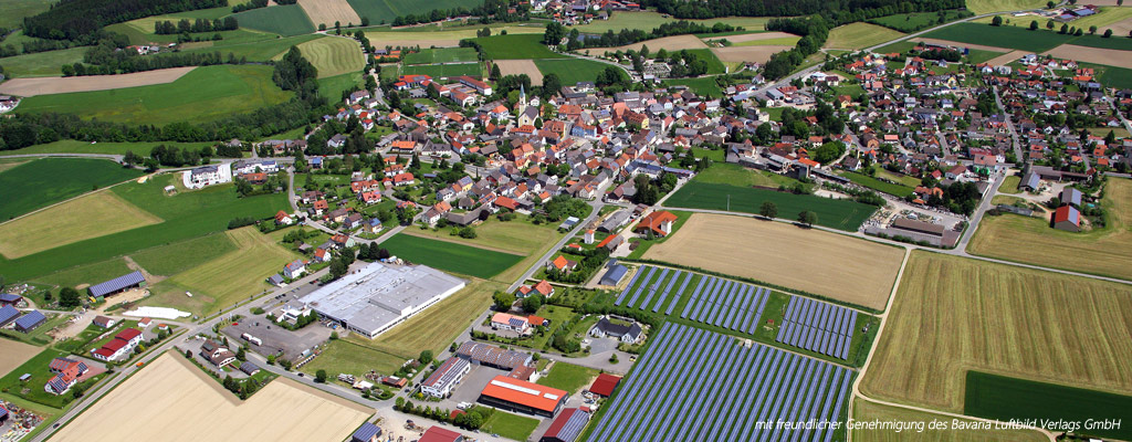 Luftbild von Moosbach mit Gewerbegebiet